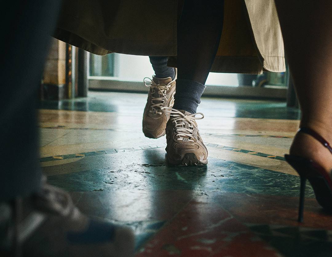 Il nuovo modello di sneakers 204L di New Balance presentato da Rosalía nel suo ruolo di ambasciatrice del brand sportivo.