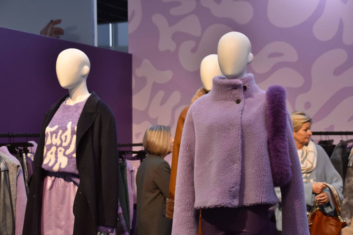 Studio AR matcht de achterwand met de mannequins.