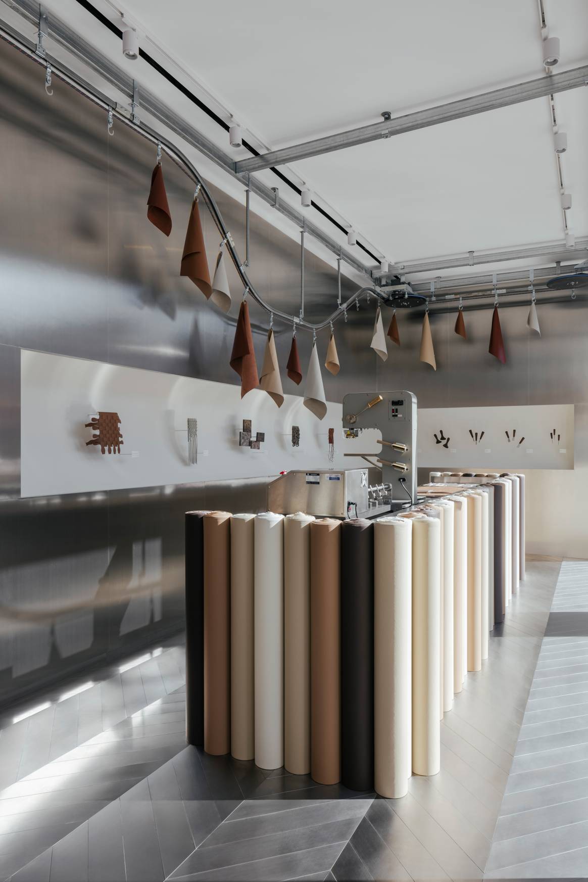 Der Ausstellungsraum im neuen Store von Polène in Hamburg.