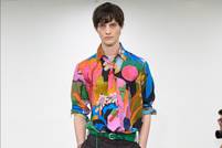 Mfw: viaggio onirico, contaminazione di culture e abiti scivolati per la moda uomo in cerca di certezze