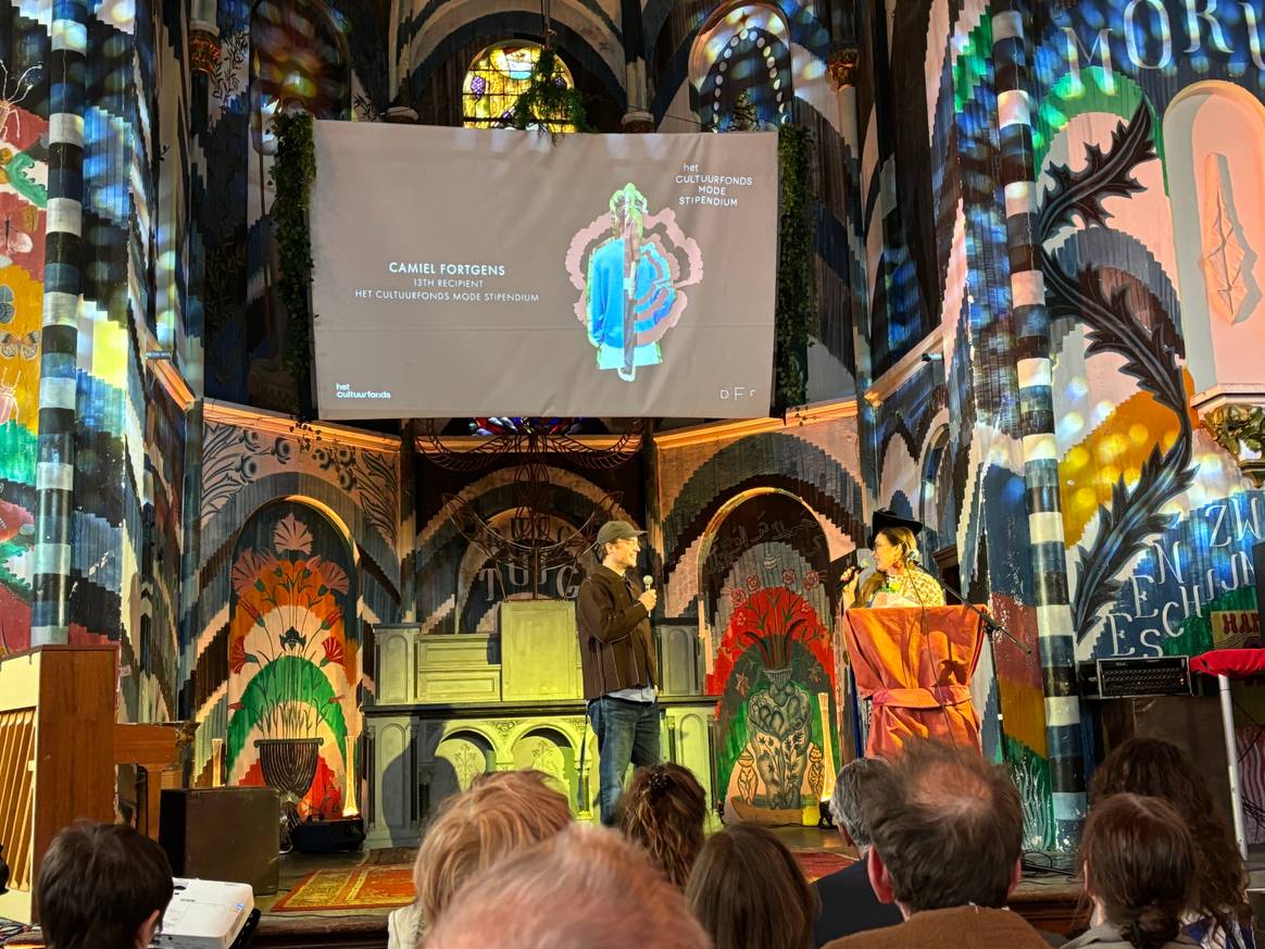 Camiel Fortgens, de vorige ontvanger van het Cultuurfonds Mode Stipendium, op het podium met Angélique Westerhof