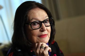   Des lunettes et des robes de Nana Mouskouri aux enchères pour les hôpitaux de France