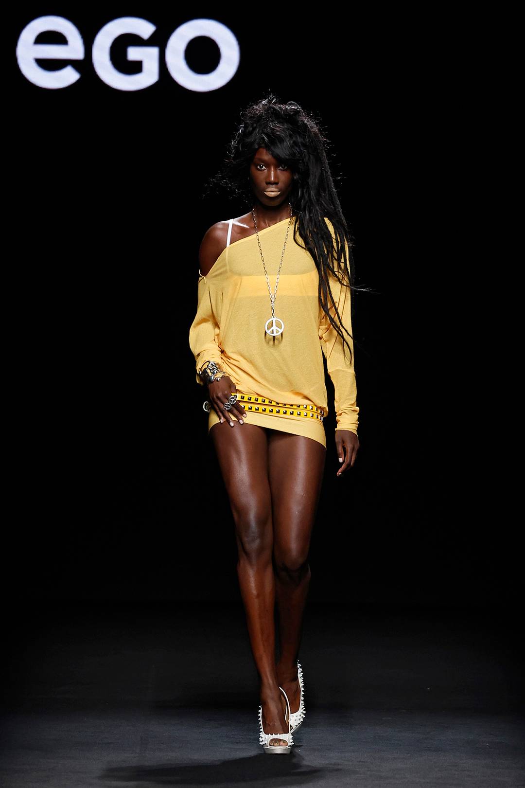 Desfile de Dimoni Studio, con piezas de UNOde50, en el circuito Ego de MBFW Madrid.