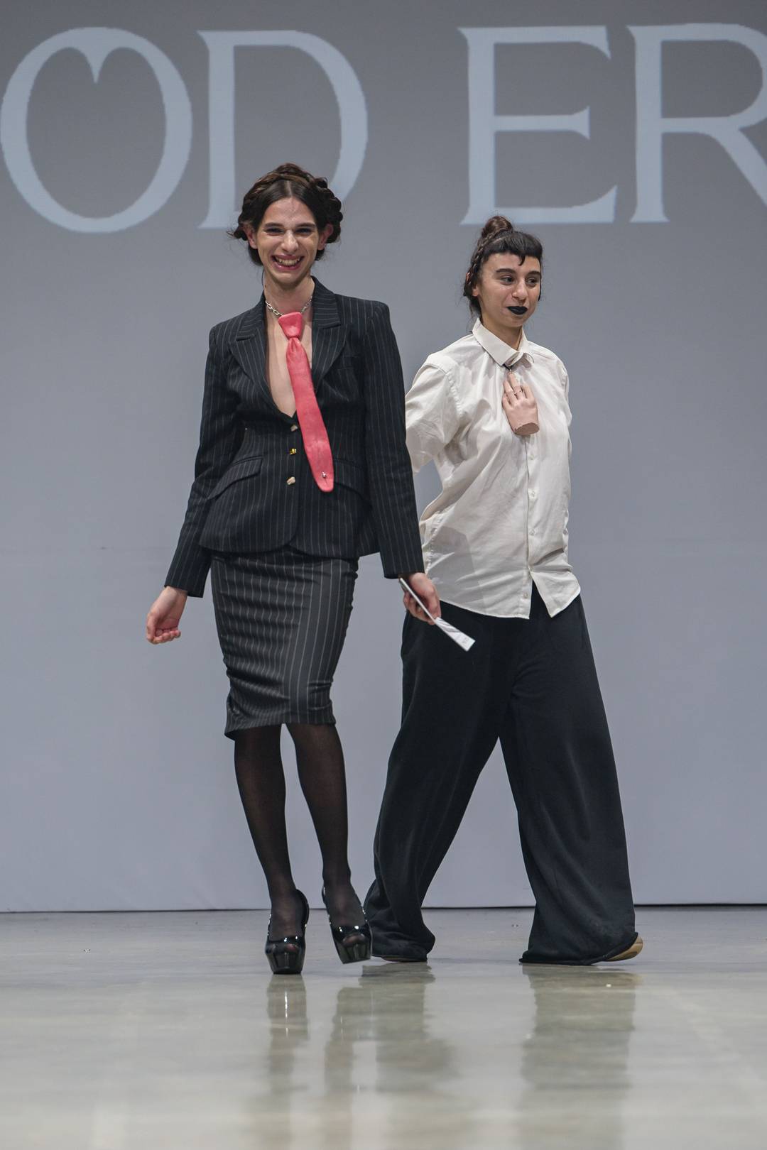 A la derecha Nino Goderidze al final de su desfile en Moldovan Brands Runway