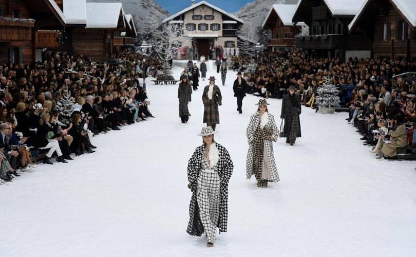 Foto 'Minuut stilte bij laatste Chanel show van Karl Lagerfeld’s hand'. Credit:Christophe Archambault / AFP