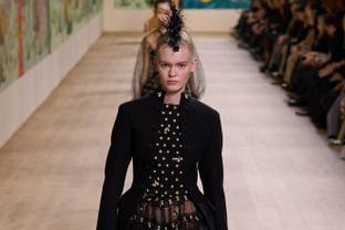    Haute couture: Dior et Schiaparelli revisitent le passé, le mercato mode suit son cours 