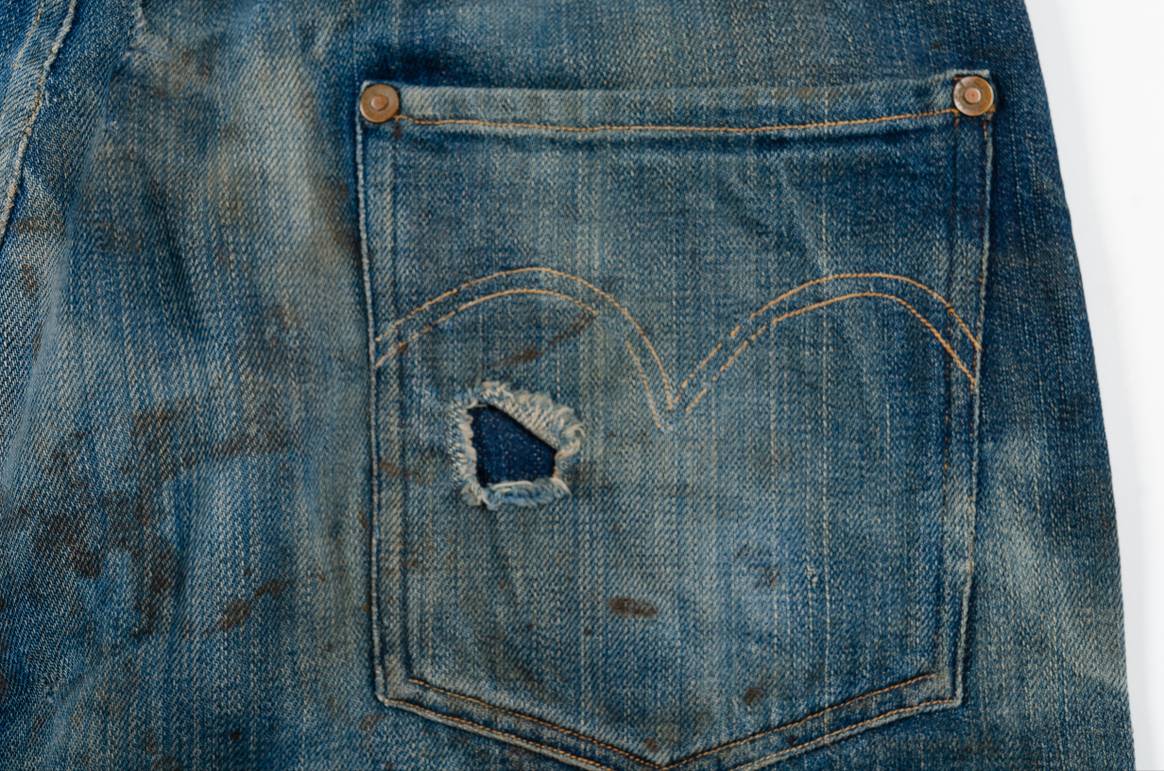 The arcuate stitching on back pocket