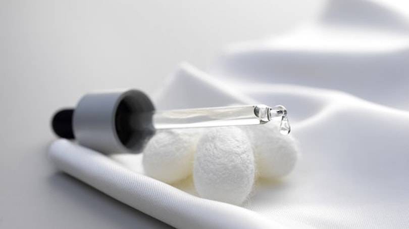 Chanel investiert in Start-up, das Textilchemikalien durch flüssige Seide ersetzt