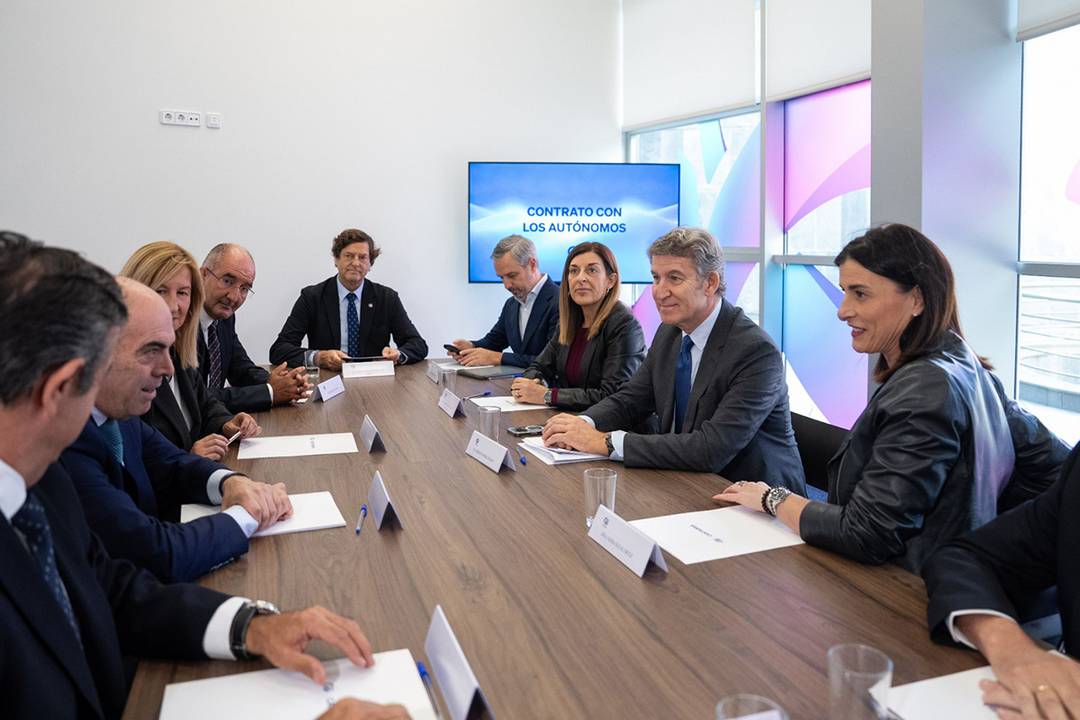 Alberto Núñez Feijó durante el acto con autónomos en Santander en el que ha presentado el anticipo del Plan de Autónomos del PP.