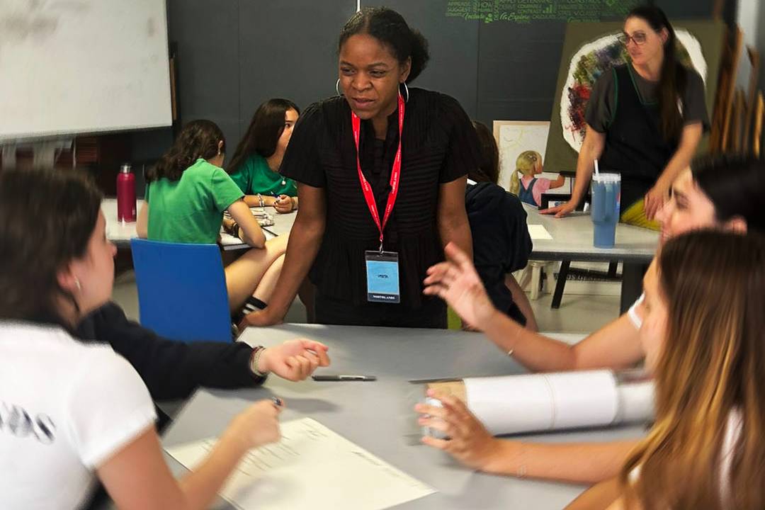 Makeba Lewis se encontró con estudiantes de distintas universidades en Buenos Aires.