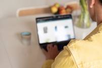 Trotz schwacher Bekleidungsumsätze: Deutscher Onlinehandel erwartet „stabiles Weihnachtsgeschäft“