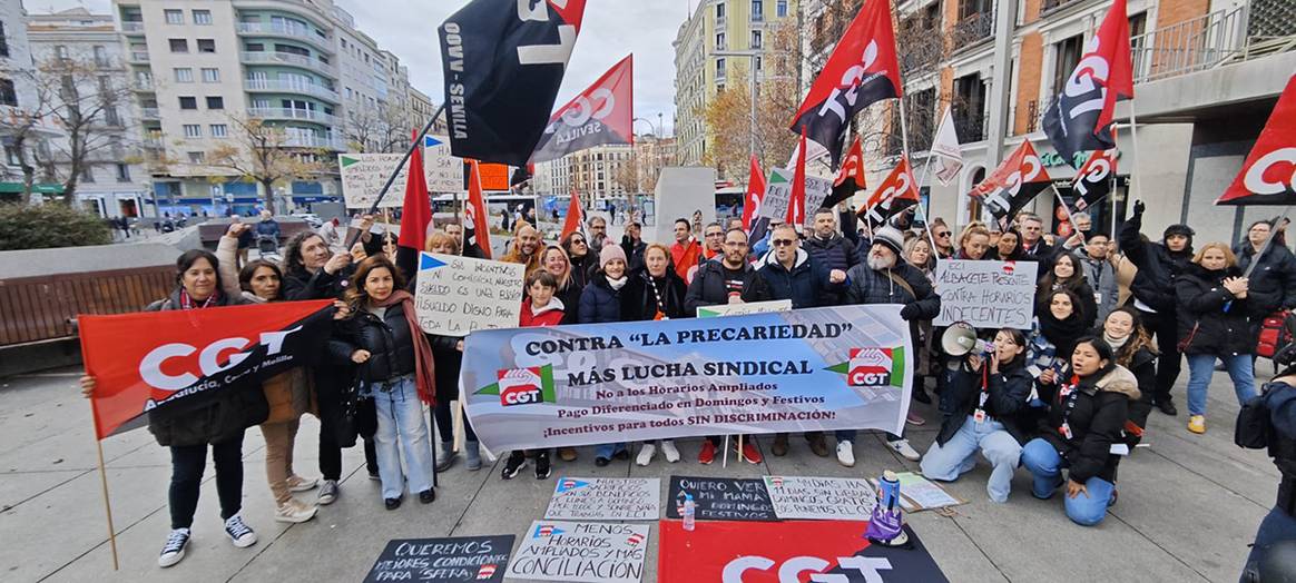 Manifestación de trabajadores de El Corte Inglés a las puertas del centro de Goya el 7 de enero de 2025.