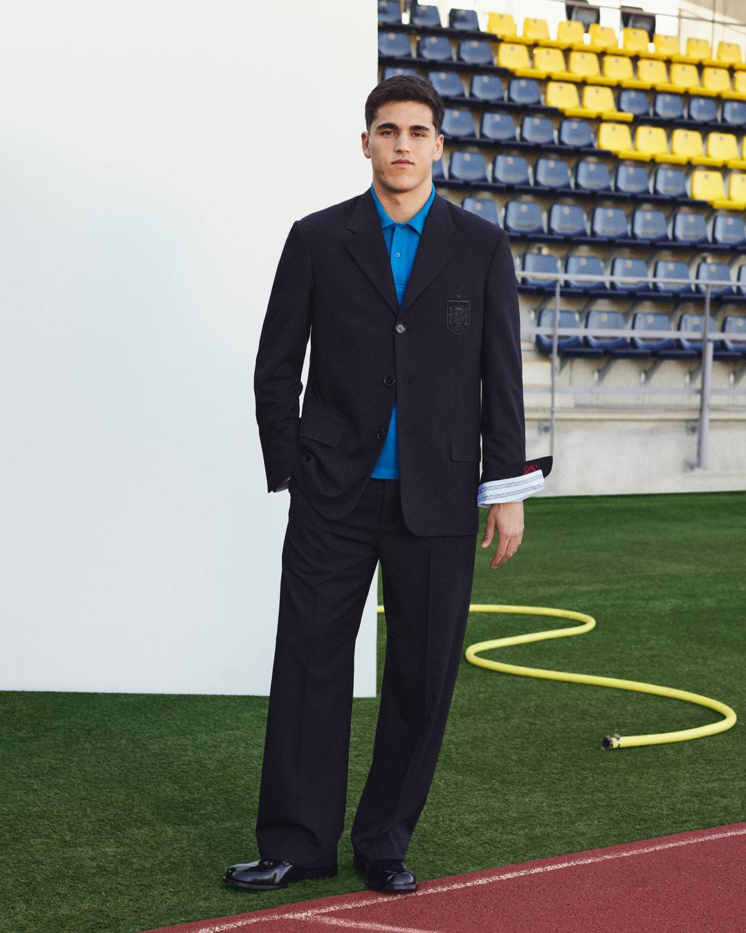 Pau Cubarsí, con prendas de Loewe para la selección española de fútbol.