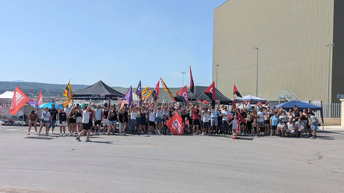 Piquete de los trabajadores de Inditex a las puertas de la planta de Stradivarius Logística de Sallent, Barcelona (España), durante la jornada de huelga del 25 de junio de 2025.