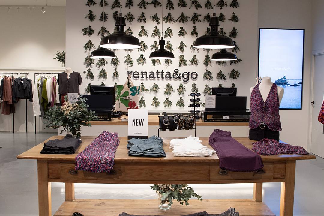 Interior de una tienda de Renatta&go.