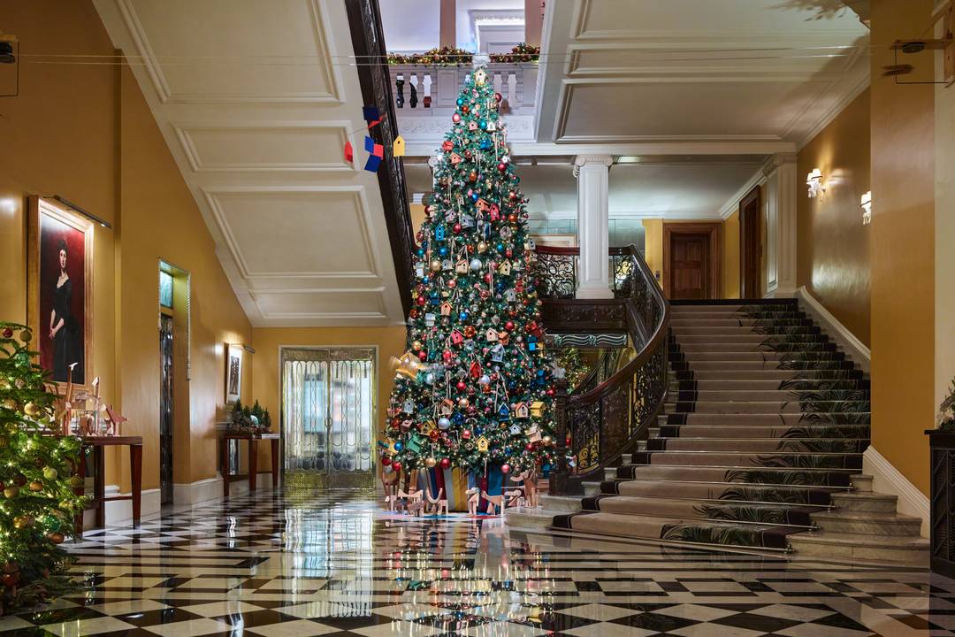 Claridge's Kerstboom 2024 ontworpen door Paul Smith