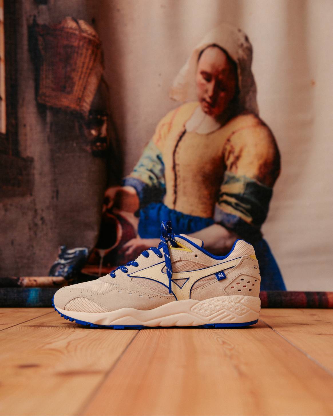 Mizuno's Contender Rijksmuseum sneaker, gebaseerd op Vermeer's Melkmeisje.