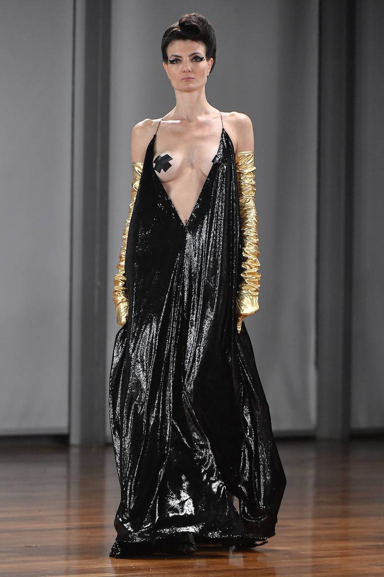 A revealing neckline and more sparkles at André Lima FW24.