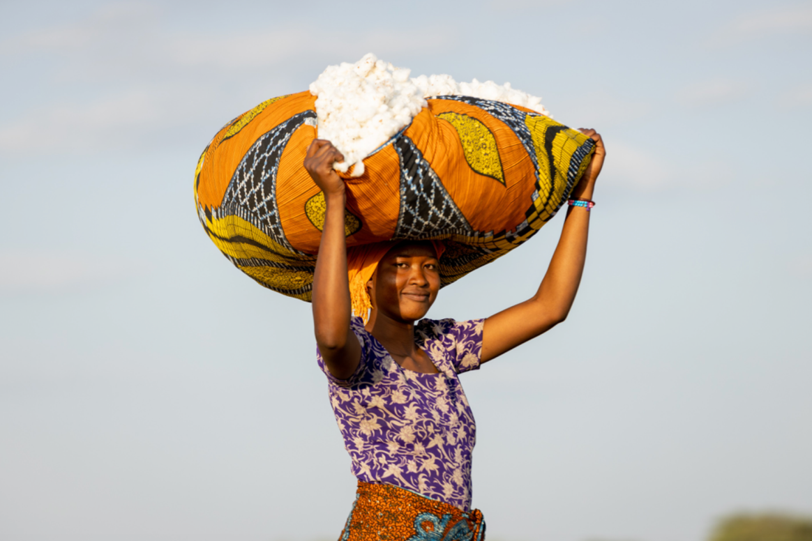 Baumwollbäuerin in Afrika.