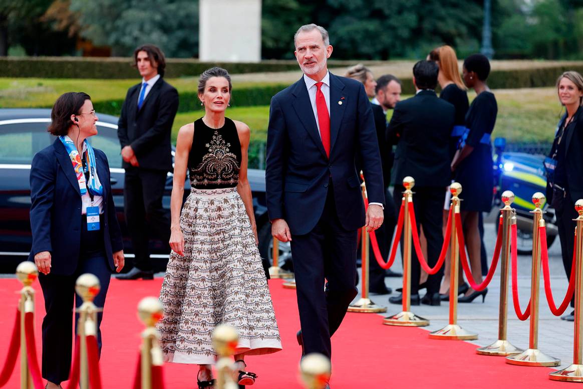 Sus Majestades los Reyes de España a su llegada al Museo del Louvre para asistir a la cena ofrecida por el COI.