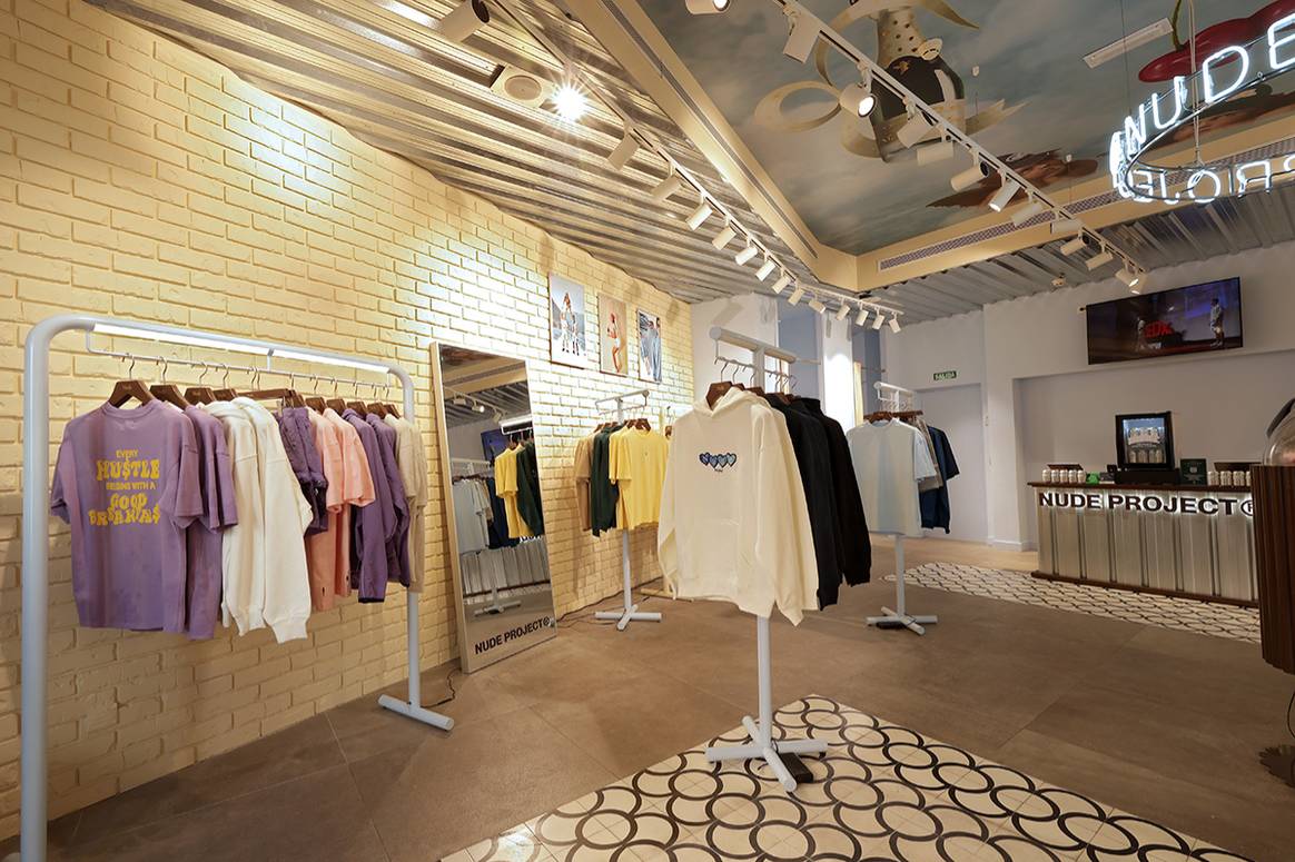 Interior de la nueva pop-up store de Nude Project en el centro comercial La Roca Village de Santa Agnès de Malanyanes, Barcelona.