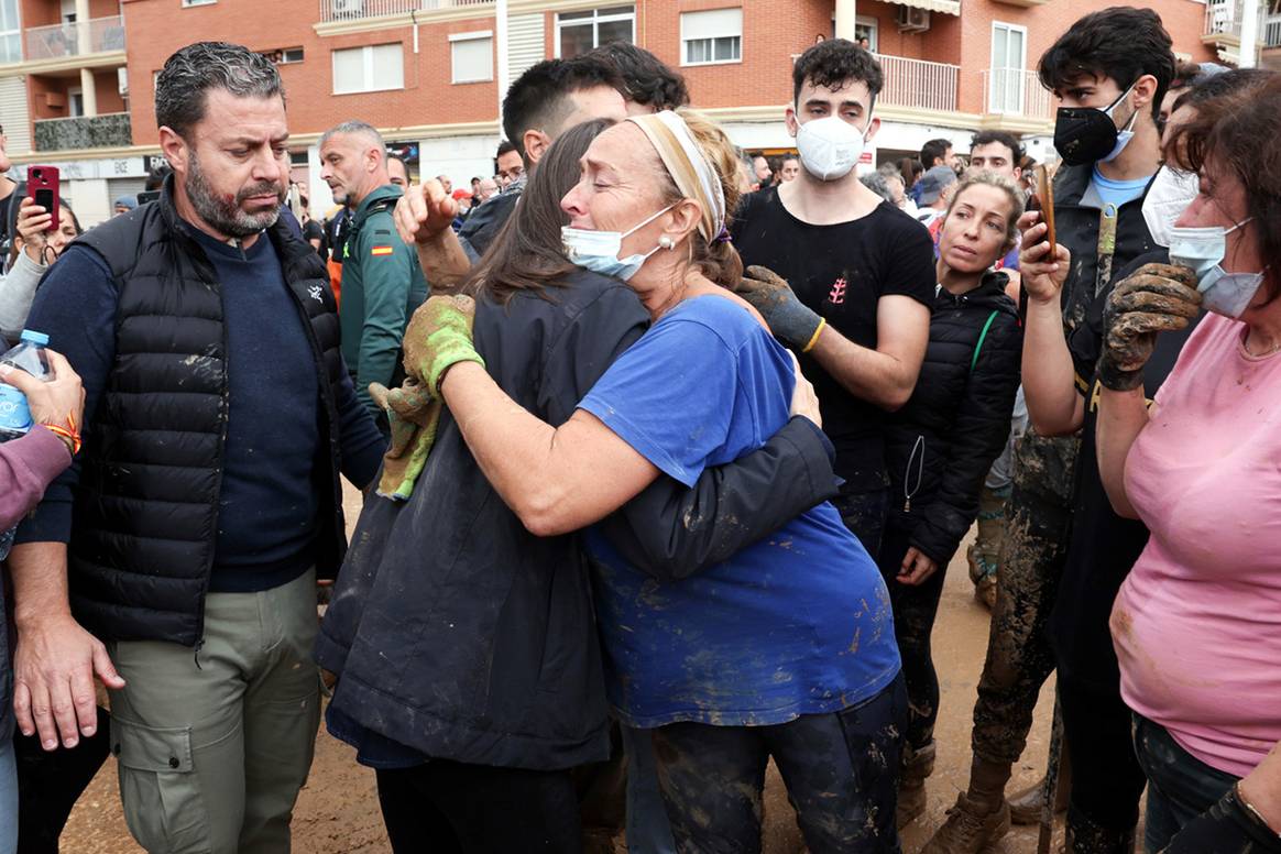 Su Majestad la Reina junto a los vecinos afectados de Paiporta, Valencia (España).