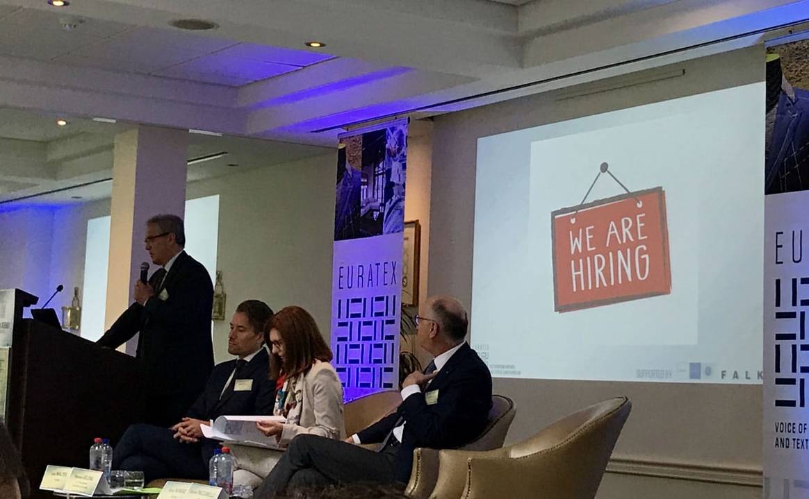 Bild: Lutz Walter (Director Innovation & Skills
Euratex), Klaus Huneke (Euratex-Präsident), Alberto Paccanelli
(designierter Euratex-Präsident), Manuela Geleng (Director for skills, EC)
| FashionUnited