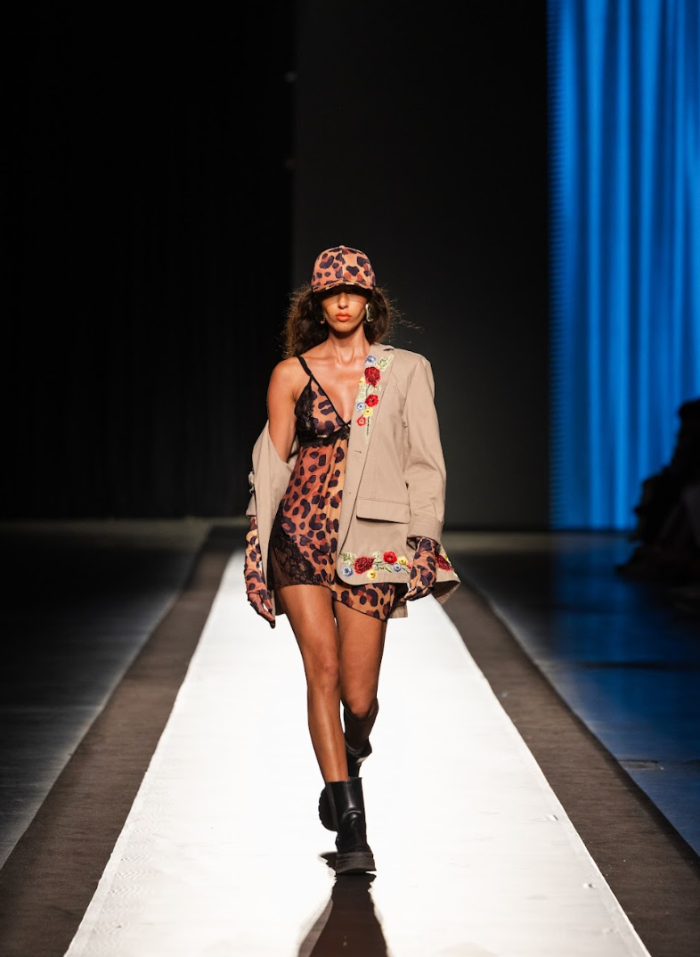 Animal print, renda e bordados no look de George Azevedo