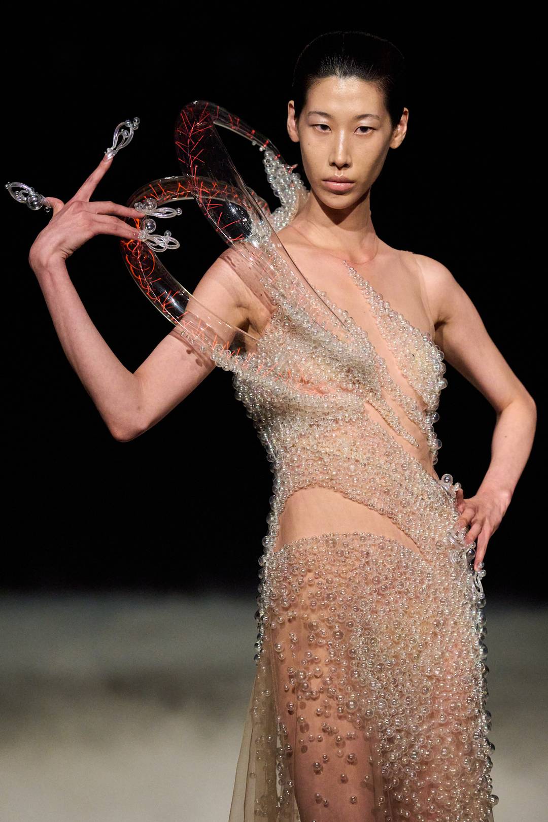 "Helix Nebula" jurk, Iris van Herpen, aw 2026 haute couture-show.  Credits: ©Launchmetrics/spotlight