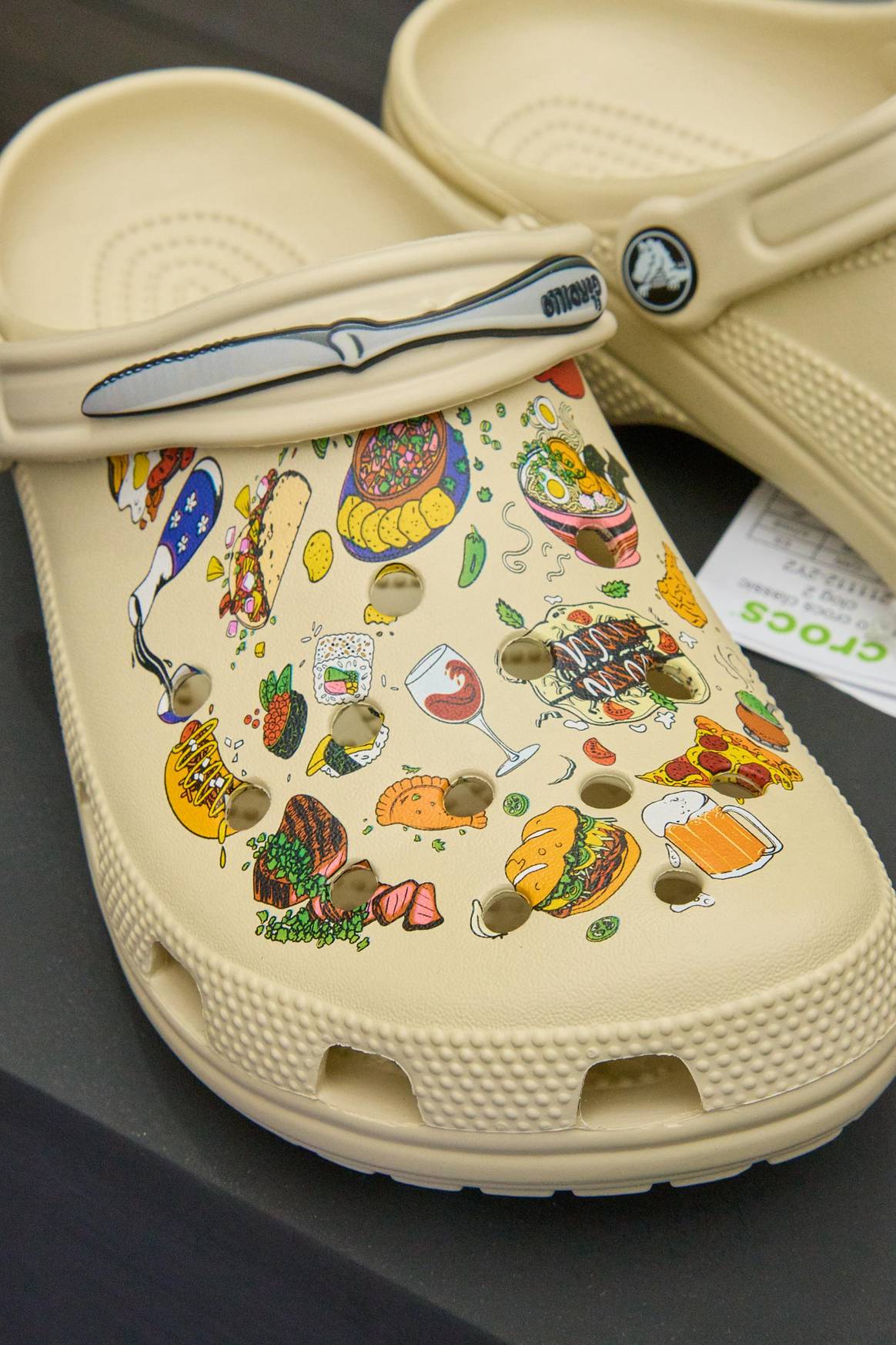 La edición limitada se lanzó el 16 de Julio en tiendas Crocs, con distribuidores en México y en línea.