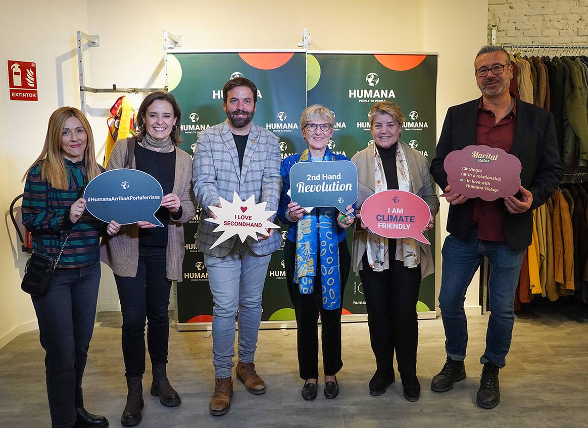 Fotografía de grupo de los principales invitados al evento de inauguración de la nueva tienda de Humana.