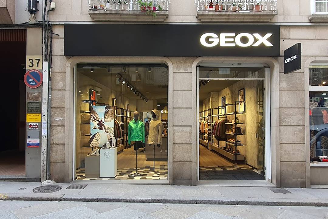 Tienda de Geox en el número 39 de la calle Santo Domingo de Orense, Galicia (España).