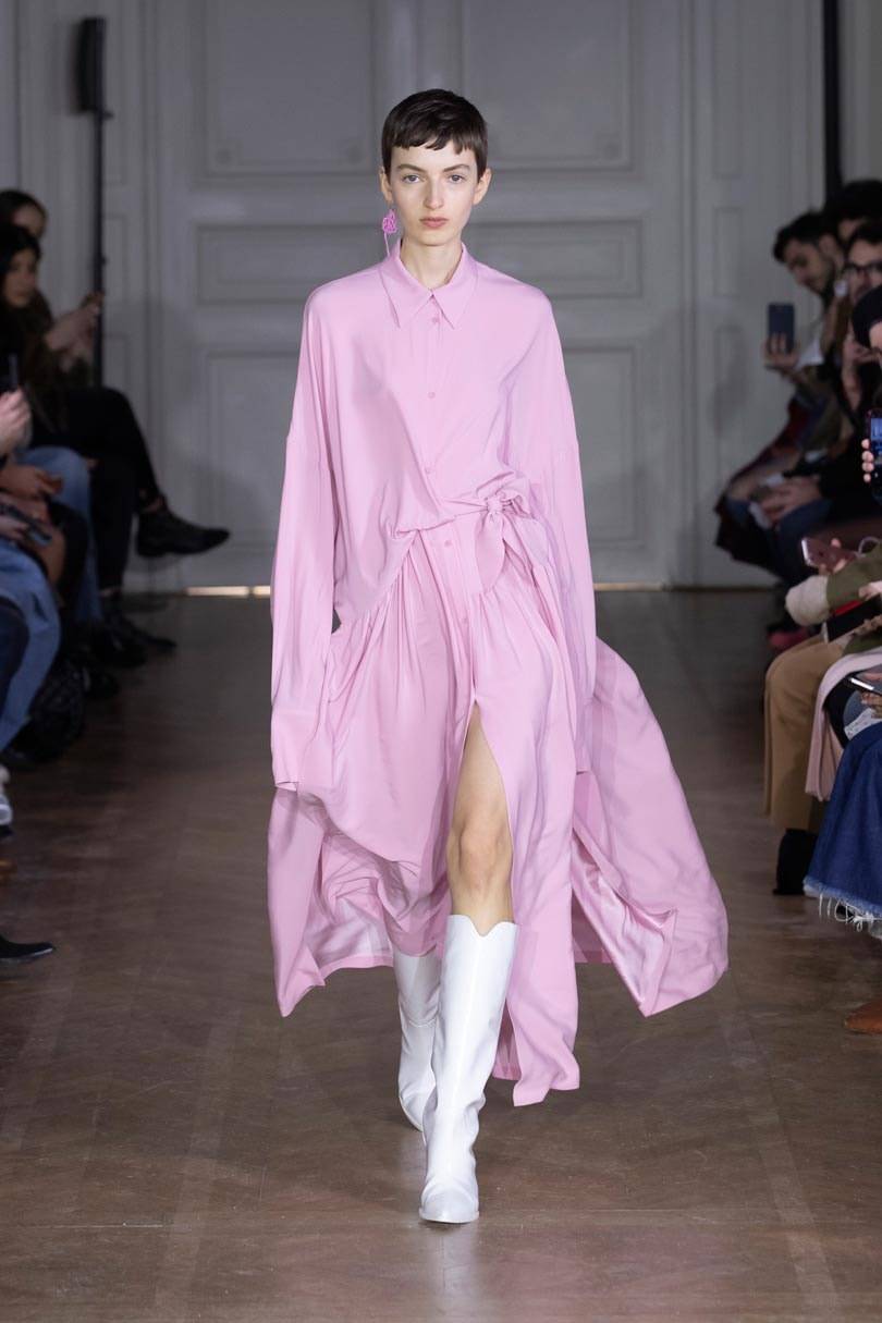 Christian Wijnants AW19 introduceert nostalgisch kleurenspel en virtuoze tailoring