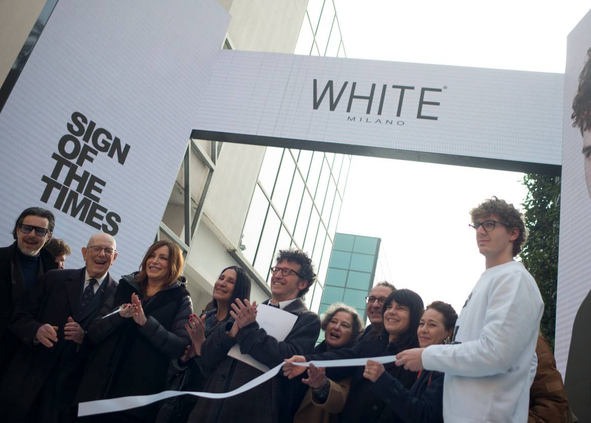 Taglio del nastro, White