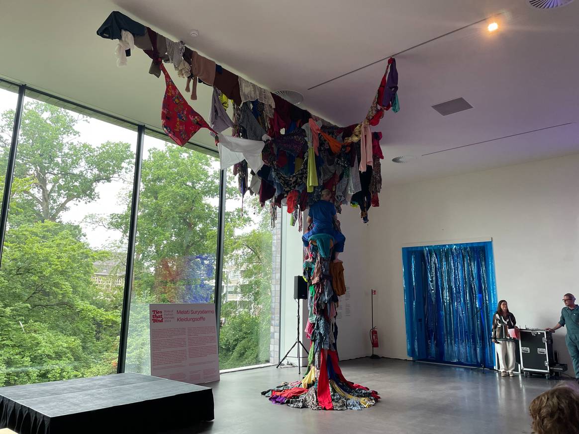 De kunstinstallatie ‘Kleidungsaffe’ in Museum Arnhem