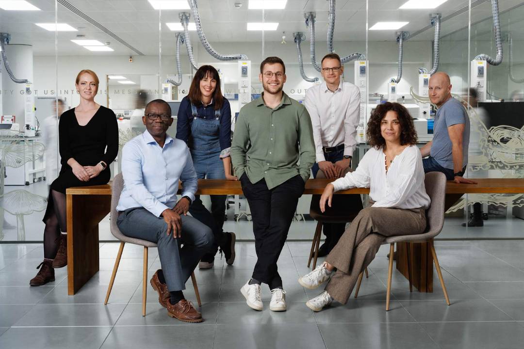 Jacob Nathan, fundador y director ejecutivo de Epoch Biodesign, junto a parte del equipo de la start-up de bioreciclaje enzimático.