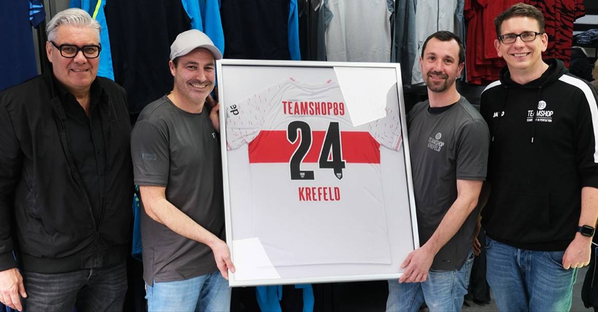 V.l.n.r.: Rüdiger Lückertz (Vertriebsleiter Jako AG), Jens Vortmann (Teamshop 89 Krefeld), Chris Zeegers (Teamshop 89 Krefeld) und Christian Mann (Teamleiter Key Account Jako AG).