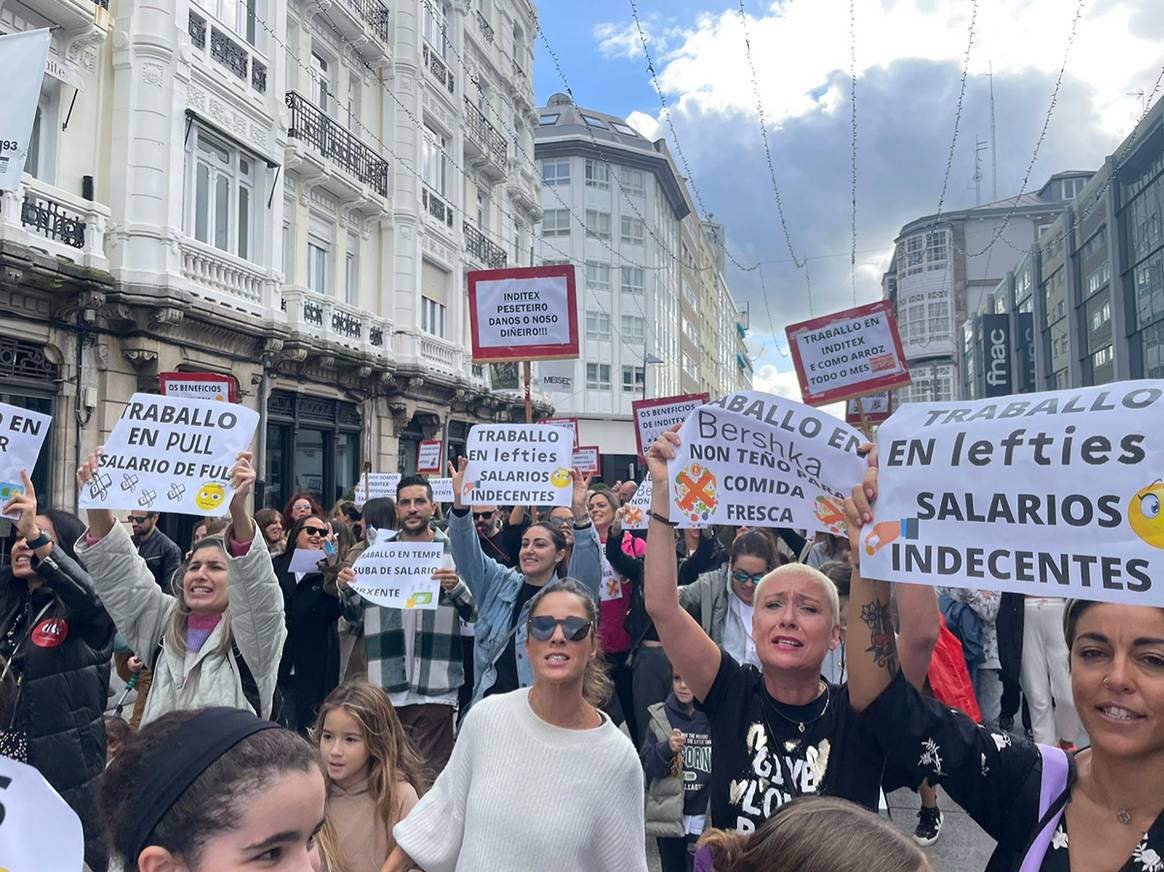 Photo Credits: Manifestación en La Coruña (Galicia) de las dependientas y de los trabajadores en tienda de Inditex. Confederación Intersindical Galega, página oficial.