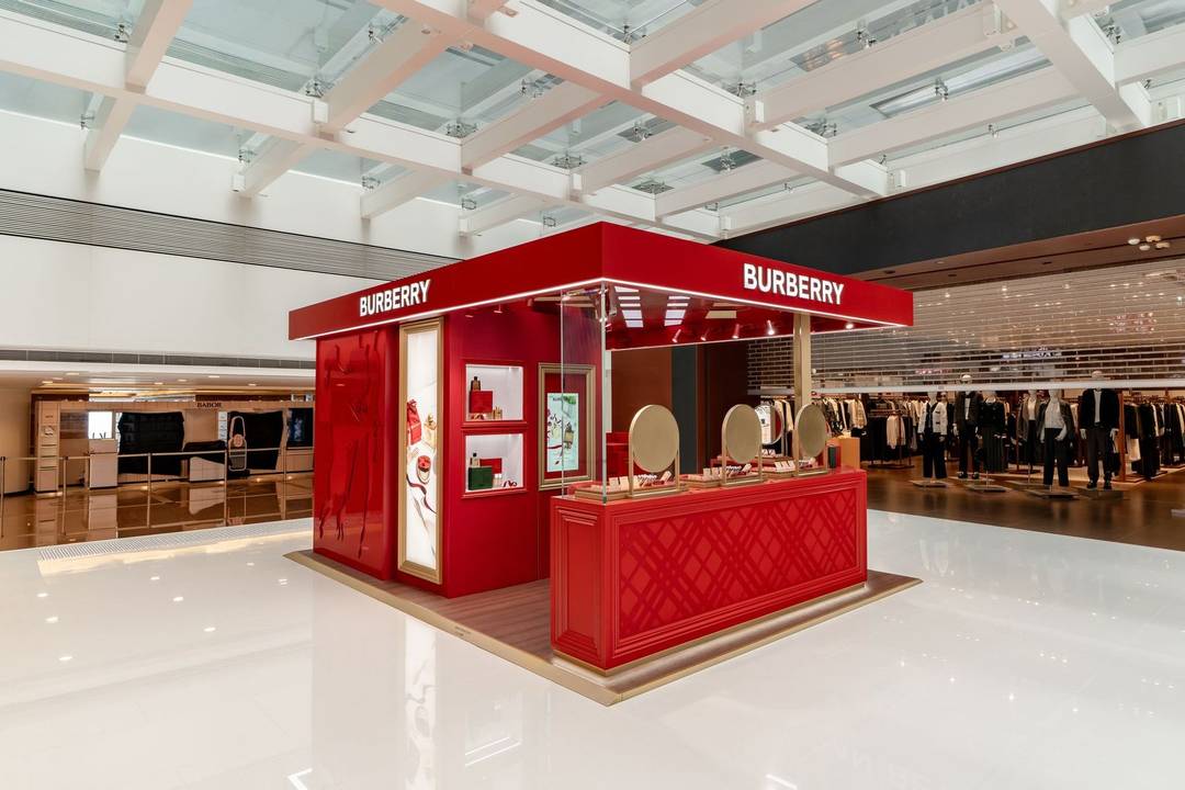 Burberry booth AR-mirror photobooth experience