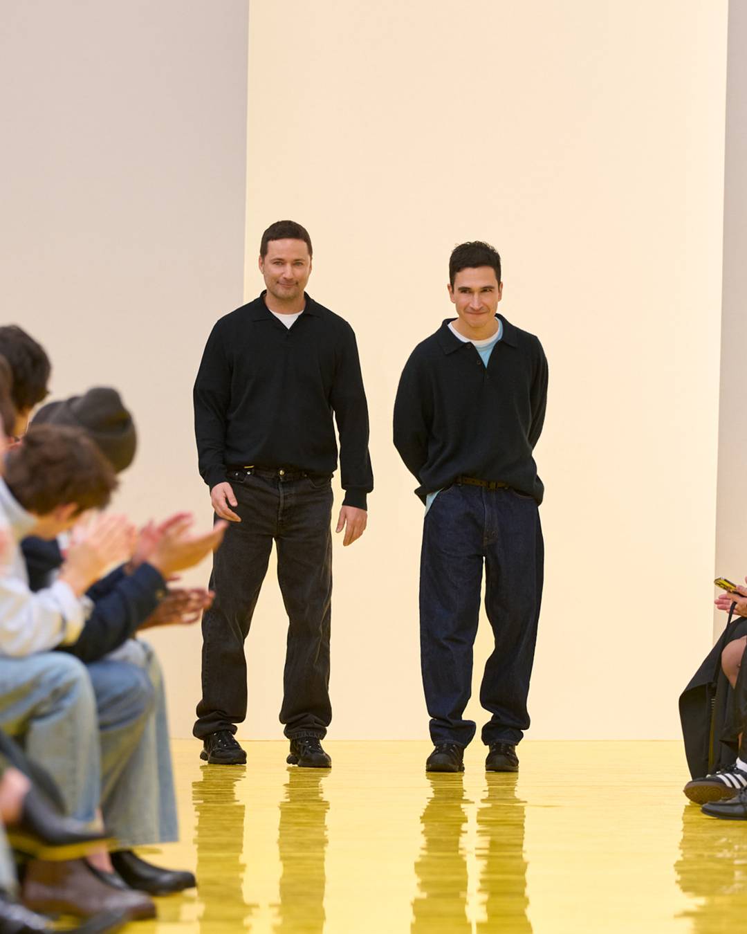 Jack McCollough e Lazaro Hernandez alla chiusura della sfilata di presentazione della collezione Loewe FW26 a Parigi.
