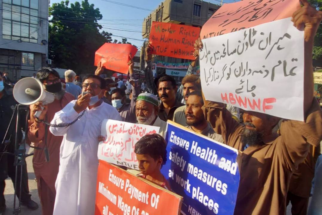 Werknemers protesteren in Pakistan voor de invoering van gezondheids- en veiligheidsmaatregelen