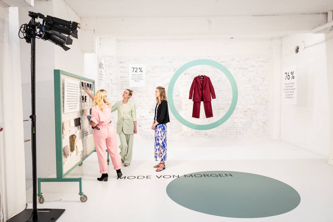 Installation zum Thema Kreislauffähikeit und Innovation beim
Launch-Event des Bonprix Fashion Reports 2023