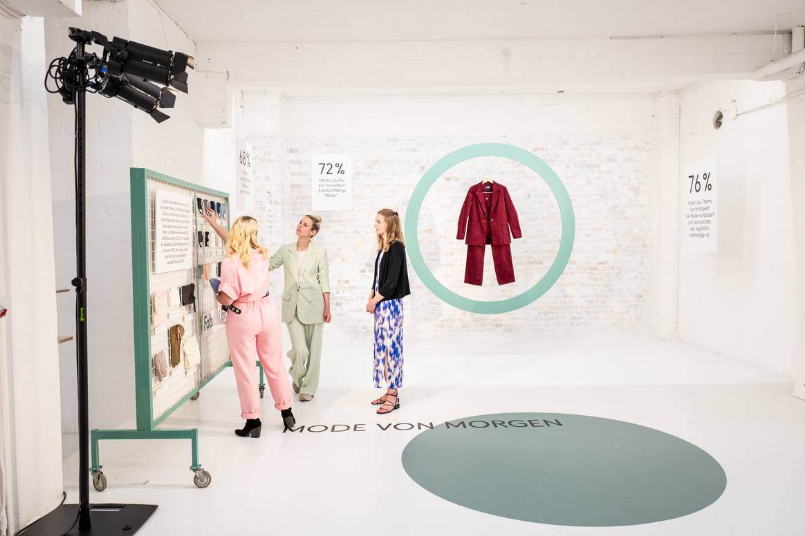 Installation zum Thema Kreislauffähikeit und Innovation beim Launch-Event des Bonprix Fashion Reports 2023