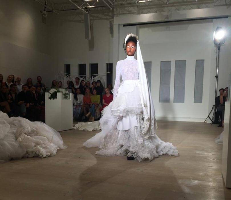 Tesswithlotte laat publiek wegdromen bij demi-couture van vintage trouwjurken