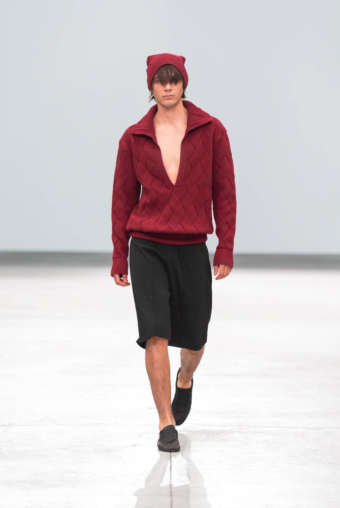 La colección recuerda que el arte de vestir puede ser una oportunidad de voltear la mirada a las siluetas que se sostienen en el tiempo y reinventarlas.