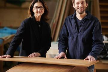 Longchamp x Pierre Renart: Kunstvolle Fusion von Holz und Leder auf der Milan Design Week 2025