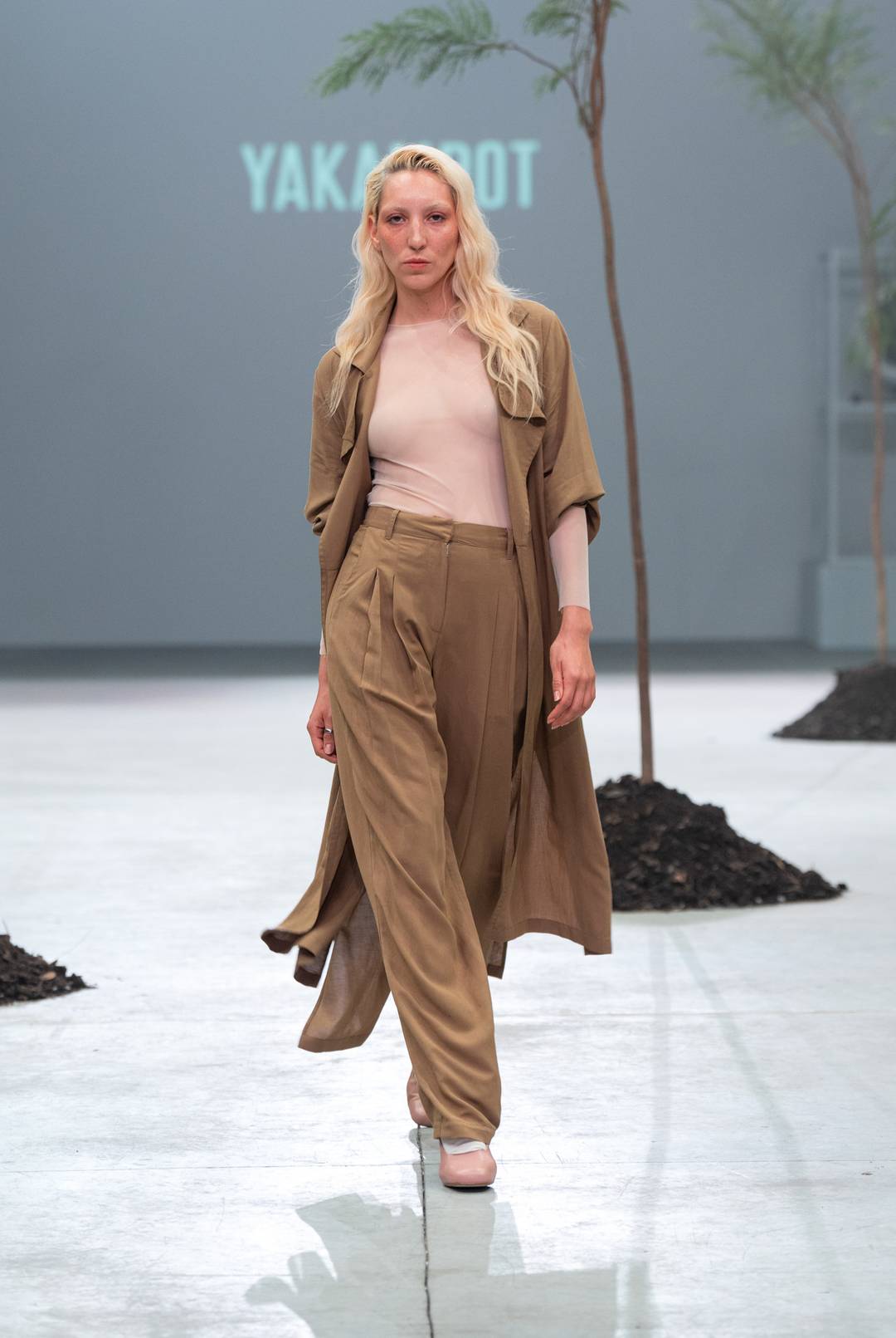 Gabardinas largas y delgadas brillaron en la colección.