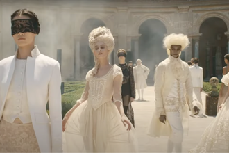 Video: Dior Cruise 2026 viert vakmanschap, vrouwelijkheid en verhalende mode