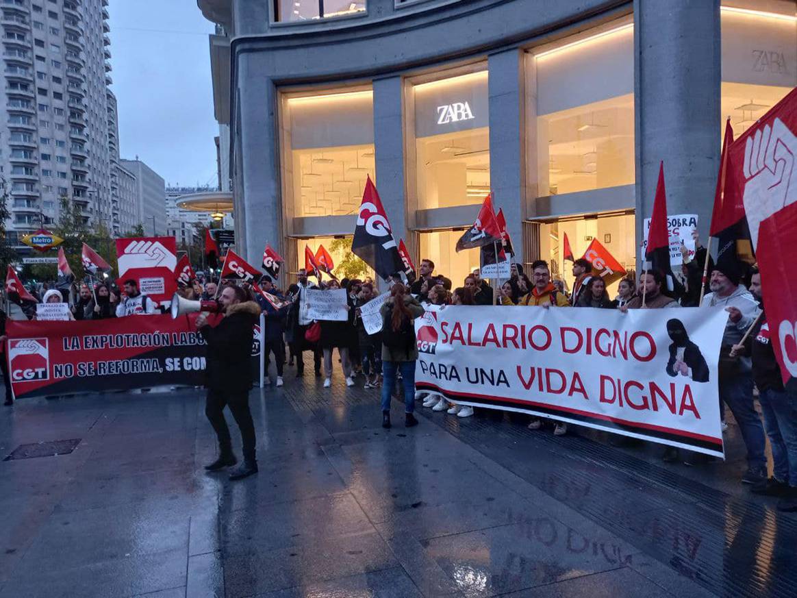 Photo Credits: Concentración convocada por la Confederación General del Trabajo frente a las puertas de la tienda de Zara de la Plaza de España de Madrid el jueves 24 de noviembre de 2022. CGT, página oficial de Facebook.