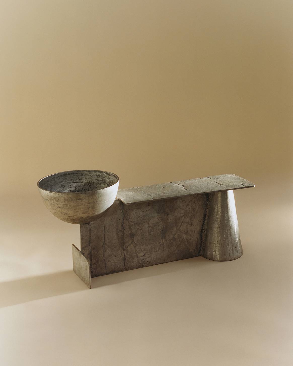 Nifemi Marcus-Bello, mención de honor por la obra “TM Bench with Bowl (2023)”.